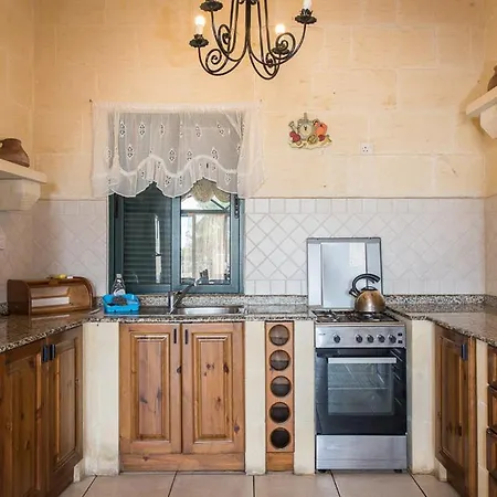 3 Bedroom With Private Pool And Views Nadur