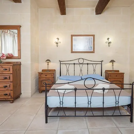 3 Bedroom With Private Pool And Views Holiday home Nadur