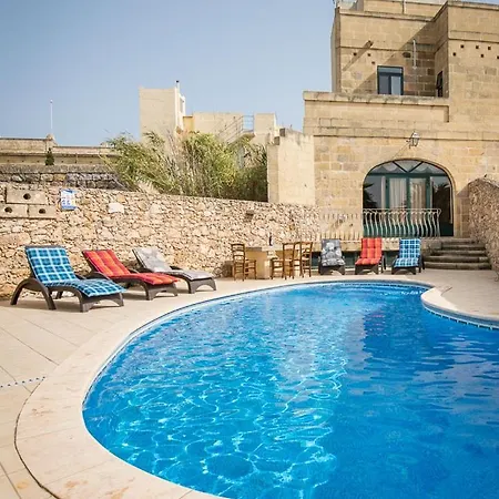 3 Bedroom With Private Pool And Views Nadur
