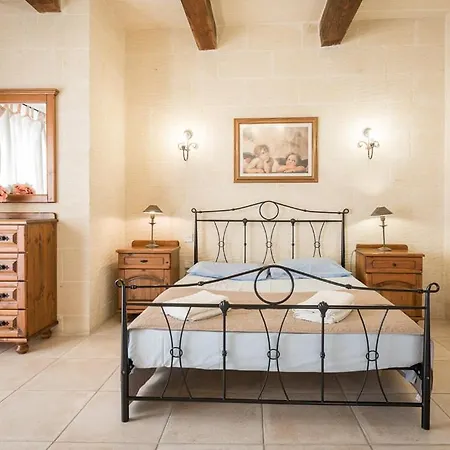 3 Bedroom With Private Pool And Views Nadur