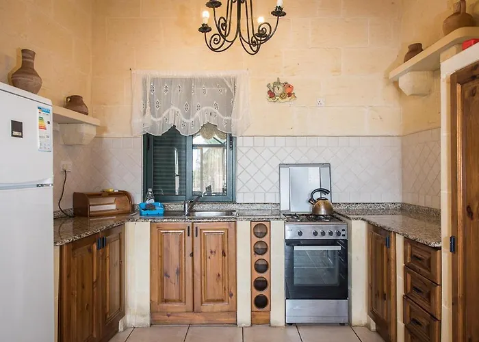 3 Bedroom With Private Pool And Views Nadur