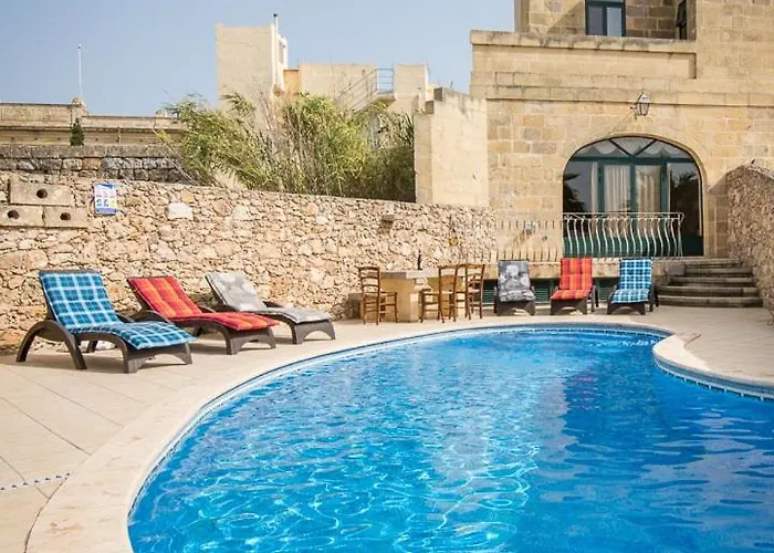 3 Bedroom With Private Pool And Views Nadur