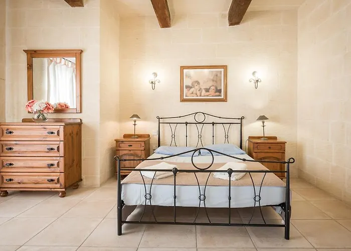 3 Bedroom With Private Pool And Views Nadur