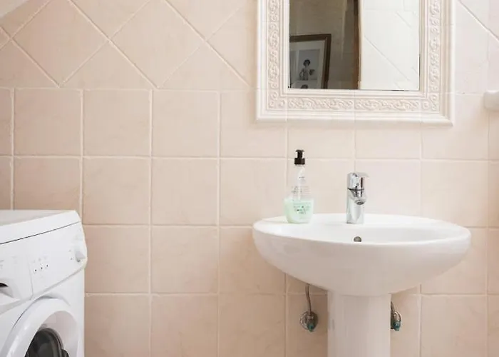 3 Bedroom With Private Pool And Views Case de vacanță Nadur