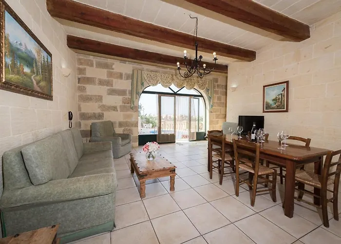 Case de vacanță 3 Bedroom With Private Pool And Views Nadur